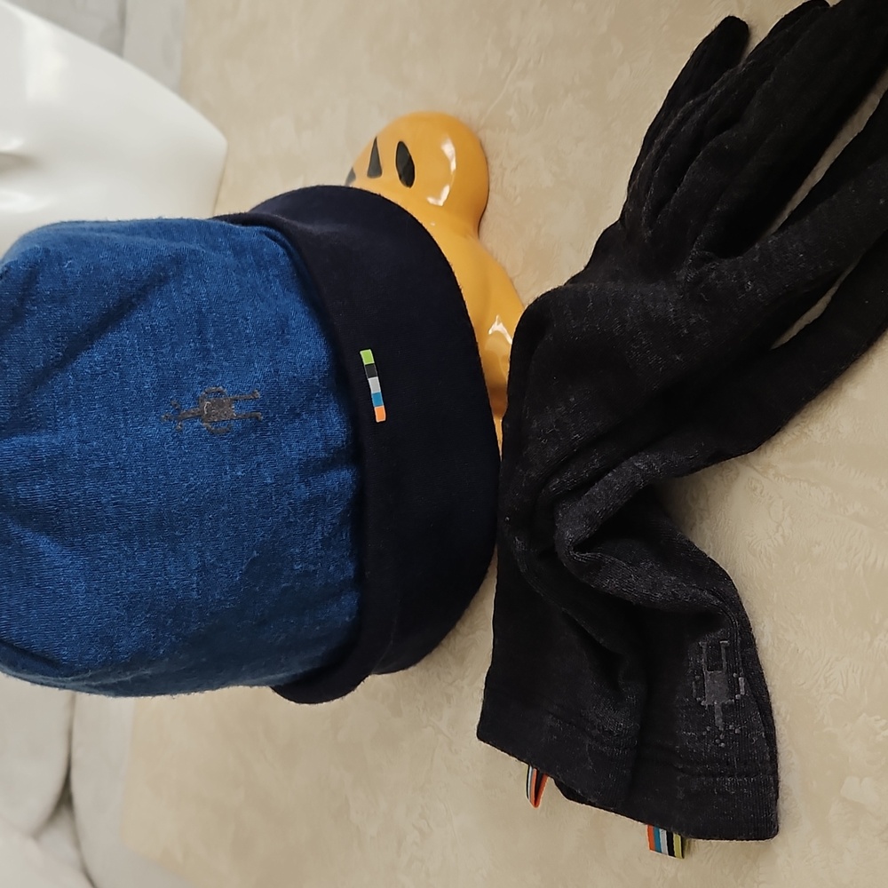 Smartwool Hat & Gloves. - Picture 3 of 9